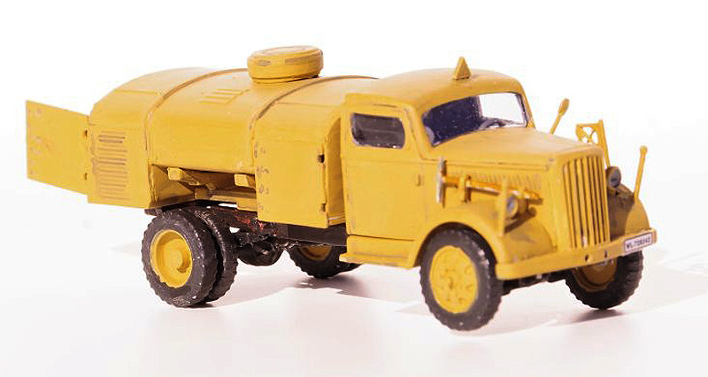 Opel Blitz Tankwagen, Schwimmwagen und Bombenhubwagen