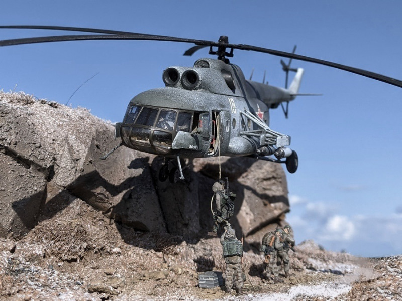 Ein Mil Mi-8T Hip-C setzt einen Trupp sowjetischer Elitekämpfer hinter feindlichen Linien ab