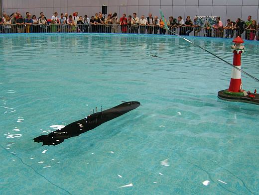Großes U-Boot im Wasserbecken