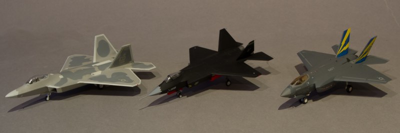 Vergleichsbild mit F-22 und F-35