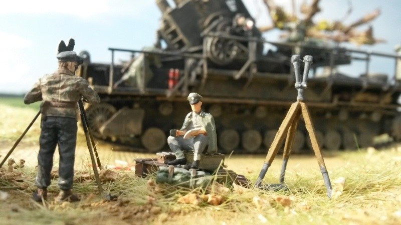 Zur selben Zeit überprüfen die Soldaten der Propagandakompanie ihre Aufnahmegeräte und Drehbücher.