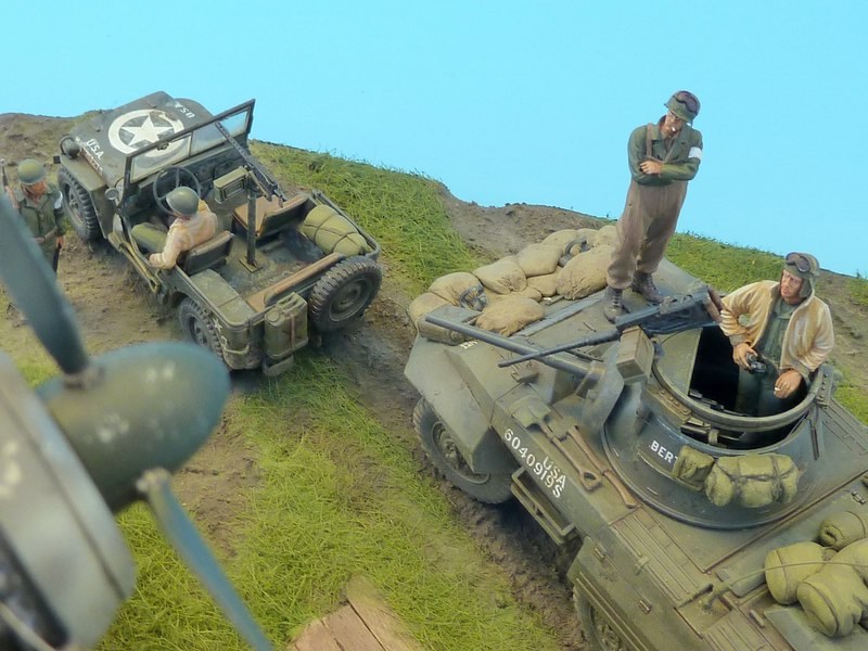 Panzerkommandant und Gunner blicken skeptisch nach oben.