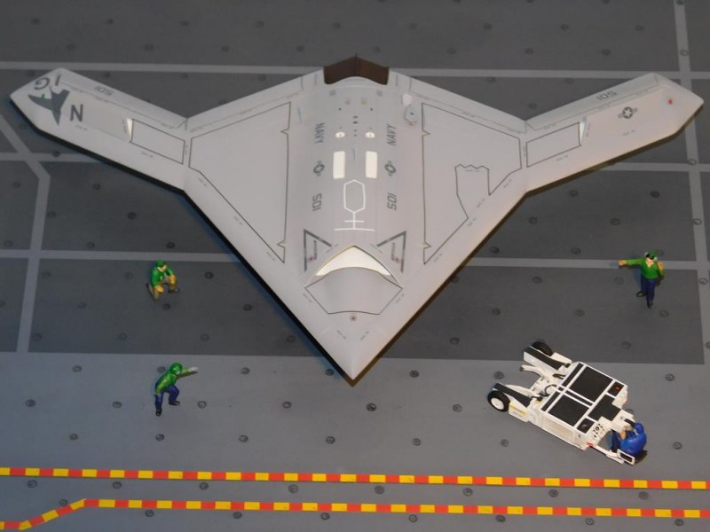 Northrop Grumman X-47B UCAS auf dem Lastenaufzug (flight deck elevator)