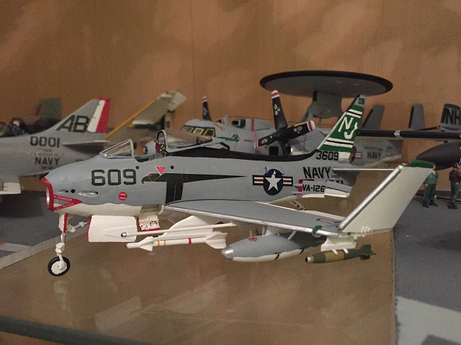 FJ-4B im Modellbauschrank mit herkömmlichen Bomben anstatt der Sidewinder, immerhin war die FJ-4B ja die Bombervariante der Fury