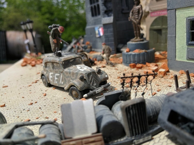 Blick über die von der Résistance aufgebaute Straßensperre aus zahlreichen Trümmern