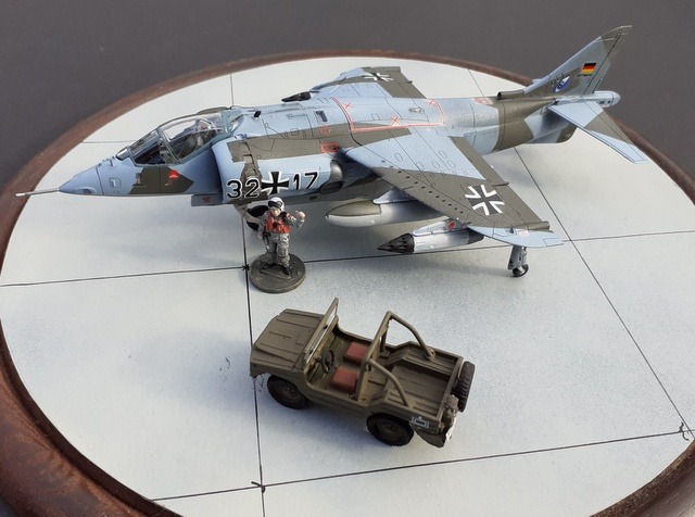 Der Harrier mit Pilot und Iltis (1:72)