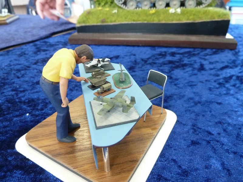 Modellbau und Besucher. Eine Mini-Vignette auf einem Bierdeckel!