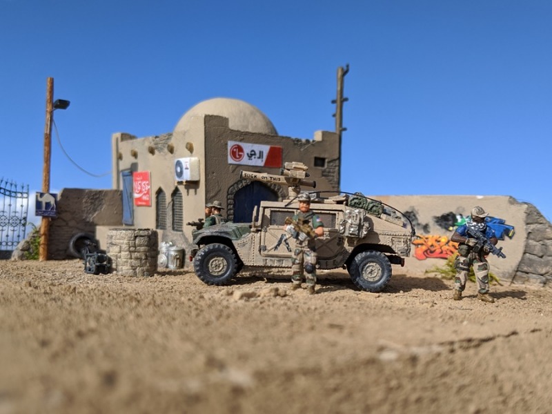 Operator der US Delta Force durchsuchen ein Dorf im Nahen Osten nach Aufständischen