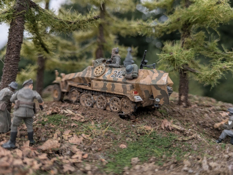 Sofort sitzen alle Panzergrenadiere ab und leiten den Gegenangriff ein