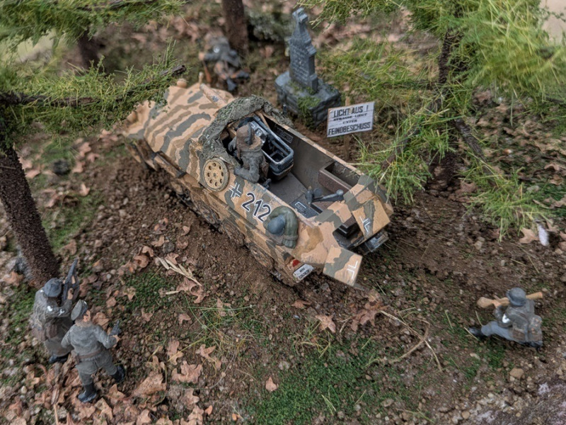 Blick auf die gut detaillierte Stummelkanone und das Innenleben des Sd.Kfz.251/9 in der Ausführung C