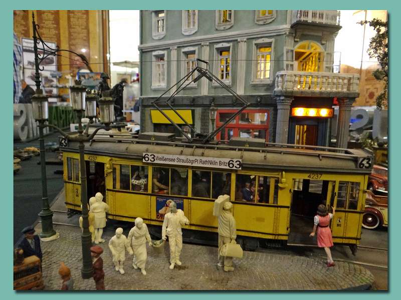 Der Eyecatcher Straßenbahn mit teilweise noch unvollendeten Figuren