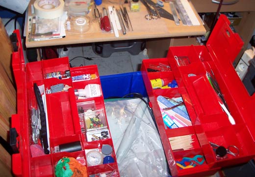Werkzeugkisten und Schreibtisch dienen als Werkstofflager