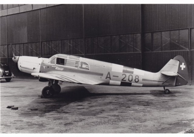 Die A-208 mit der Neutralitätsbemalung diente als Vorlage für das Modell.