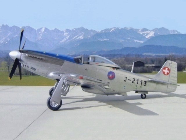 Modell P-51D J-2113 der Schweizer Luftwaffe