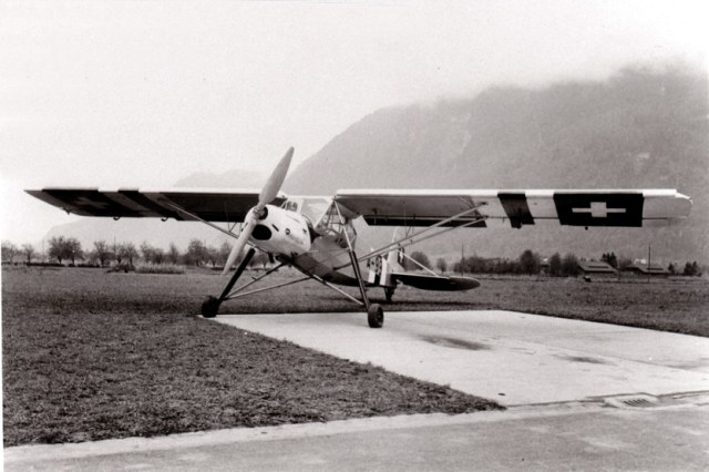 Die A-99 (HB-ARU) mit mit der Neutralitätsbemalung / Interlaken 1944/45
