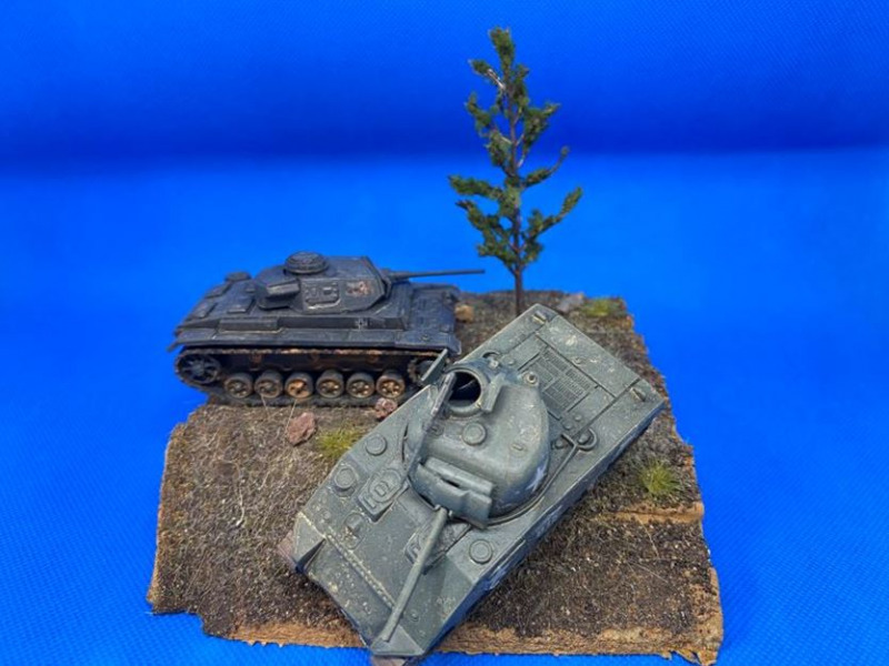 PzKpfw. III passiert Sherman M4A2