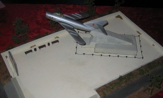 Liebevoll gestaltetes Diorama eines MiG-17 Denkmals ebenfalls in 1:72, die Figuren fehlen noch.
