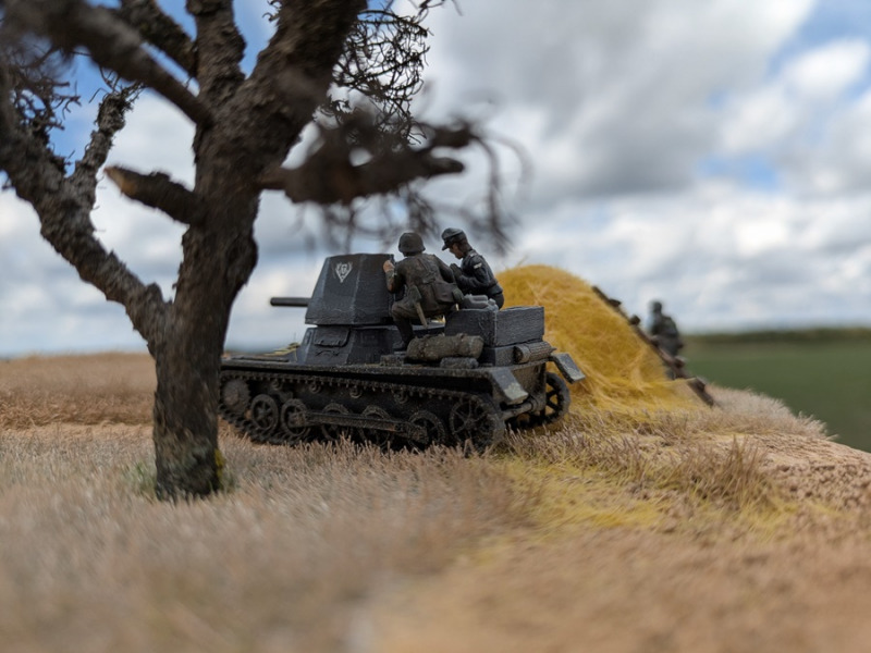 Getarnt hinter einem Heuberg und unterstützt durch Panzergrenadiere macht der Panzerjäger Jagd auf feindliche Ziele