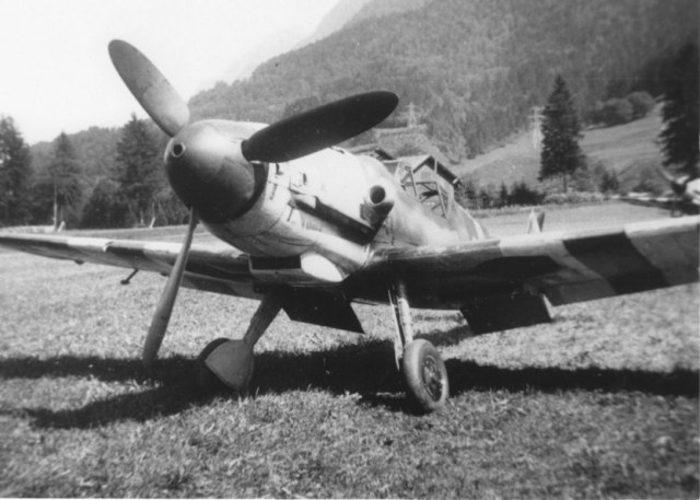 Eine Schweizer Me-109 G-6 mit der Neutralitätsbemalung