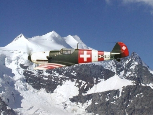 Modell Me-109 E-3 über den Schweizer Alpen