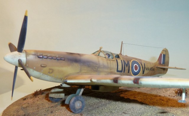 Die MG-Öffnungen der Flügelvorderkanten wurden aufgebohrt, das rote Schießpflaster aufgemalt und mit Pastellkreide als Schmauchspuren verstaubt.