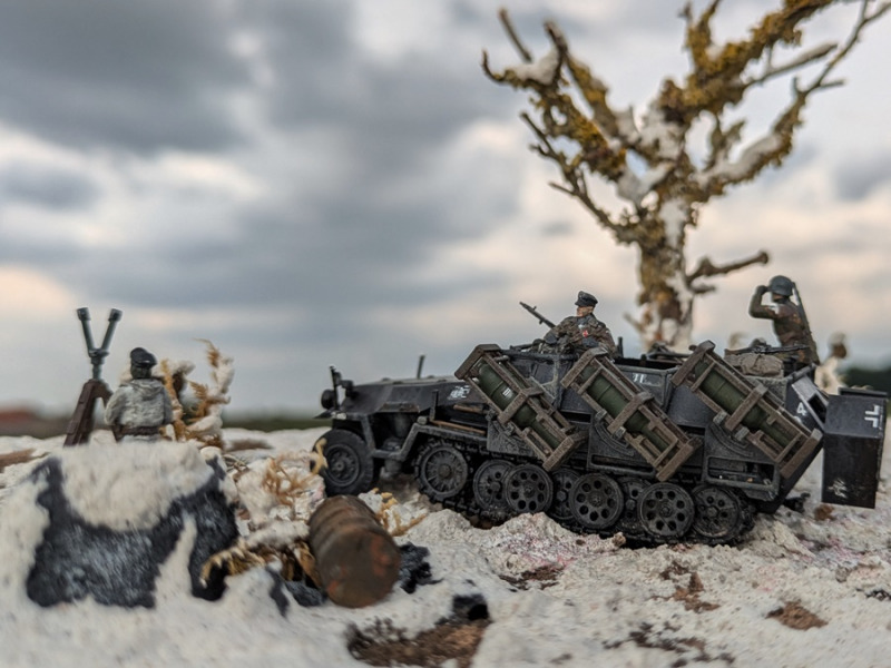Durch Einsatz des Wurfrahmen 40 auf z.B. Halbkettenfahrzeugen konnten günstige mobile Raketenartillerie realisiert werden.
