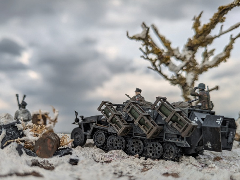Das Fahrzeug der 11. Panzerdivision war 1941 in Russland im Einsatz und sollte kurz vorm Abschuss der Raketen dargestellt werden.
