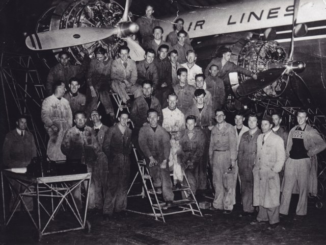 Swissairtechniker bei Wartungsarbeiten an einer DC-4 in den 50er Jahren