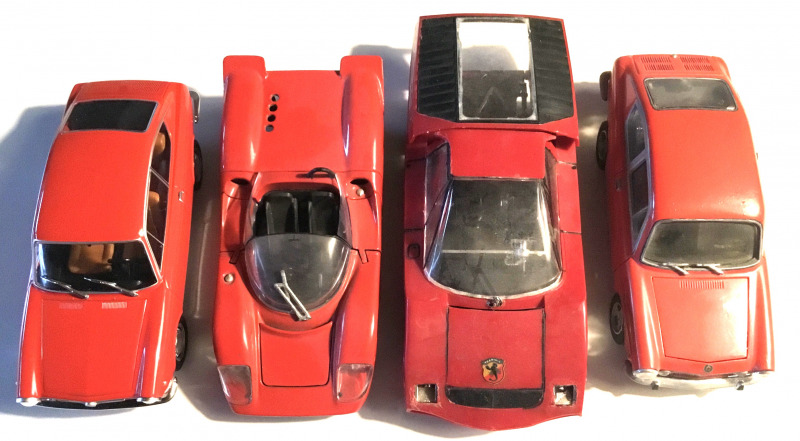 Noch einmal der Vergleich der Ausgangsbasis mit anderen maßstäblich korrekten DieCast, dem Spider (2. v.l.) und 2 FIAT 850 Coupé (links und rechts).