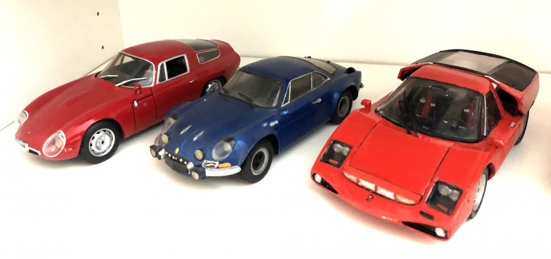 Das Stradale Coupé (rechts) im Vergleich zu einer Alpine A110 (Mitte) und einem Alfa Romeo TZ. Ist schon etwas breiter, basiert aber eben auf einem Rennsportwagen.