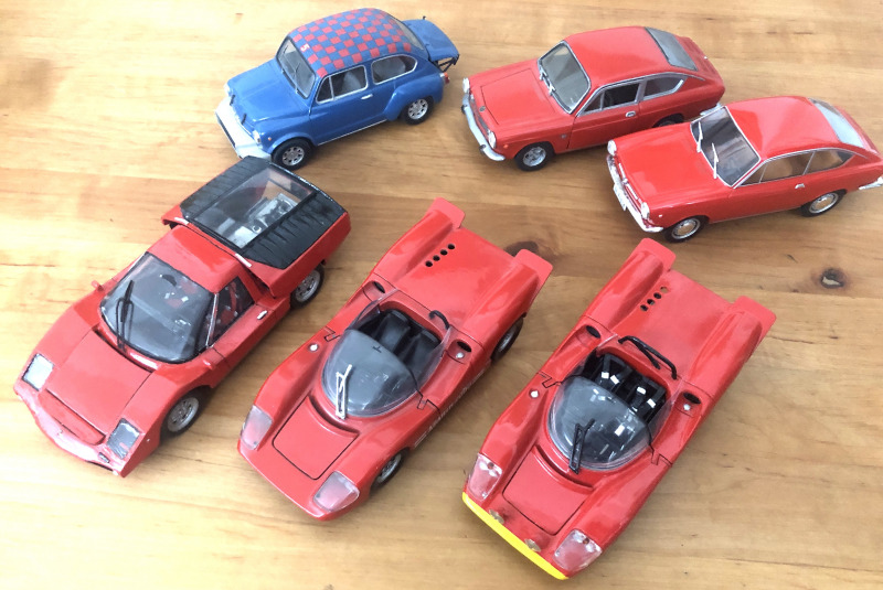 Ein kleiner Teil meiner FIAT und Abarth Sammlung, hinten von links: Gunze Abarth 1000 TCR, Abarth OT 1324, FIAT 850 Coupé, vorne das fiktive 2000 Stradale Coupé mit den beiden Politoys 2000 Spidern.