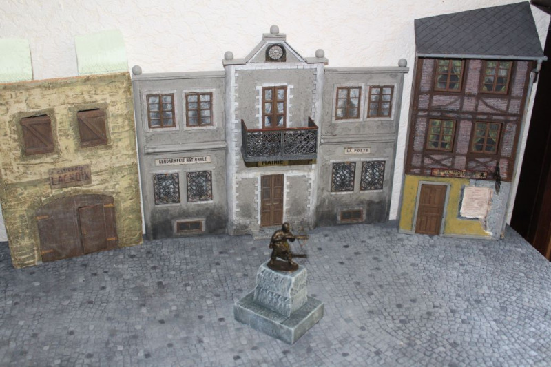 Das Rathaus in provisorischer Nachbarschaft (links: Cidrerie, rechts: Hotel)