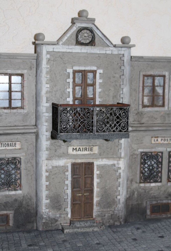Eingang mit Treppe und Balkon
