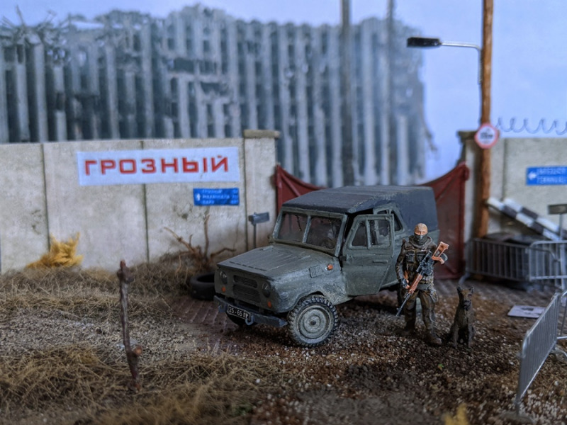 Ein russischer Soldat behält die Straßen der Hauptstadt Grosny im Auge - die Zugangsstraßen ins Zentrum werden von der russischen Armee kontrolliert