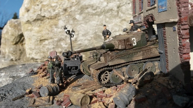 Maßarbeit: Damit sich der Panzer auch ideal ins Diorama einfügt, wurden die Laufrollen des Panzers dem Untergrund angepasst.