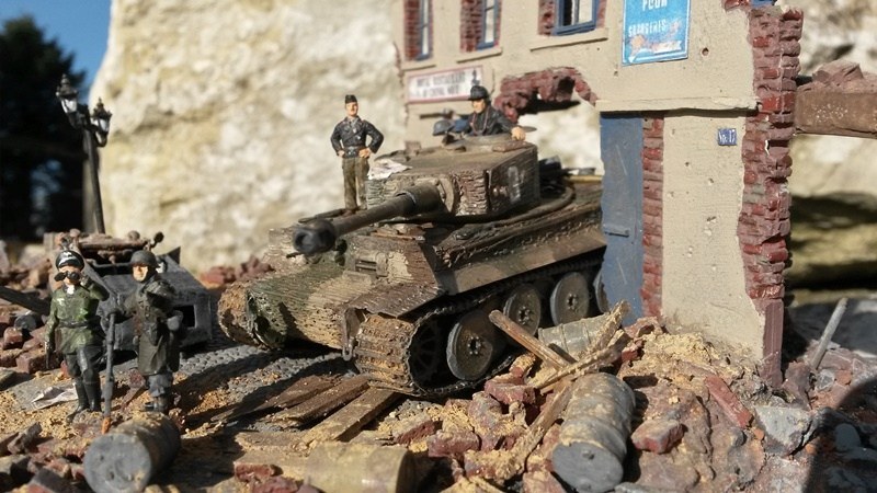 Aufgrund zahlreicher Panzersperren blieb den Panzer-Besatzungen oft nur der Weg durch die Mauern.