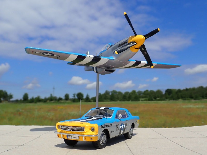 P-51D Mustang „Louisiana Kid“ mit Ford Mustang 1964 Coupe