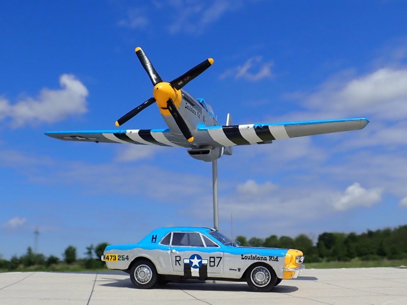 P-51D Mustang „Louisiana Kid“ mit Ford Mustang 1964 Coupe