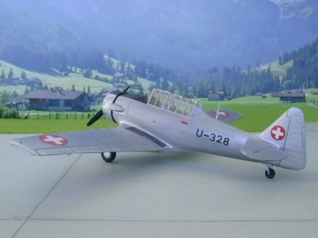 Modell AT-16 Havard IIB (Advanced Trainer) der Schweizer Luftwaffe