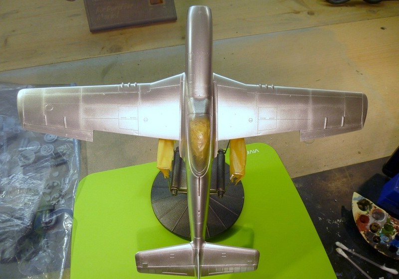 Auftragen von Humbrol Silber 11 ohne Grundierung.