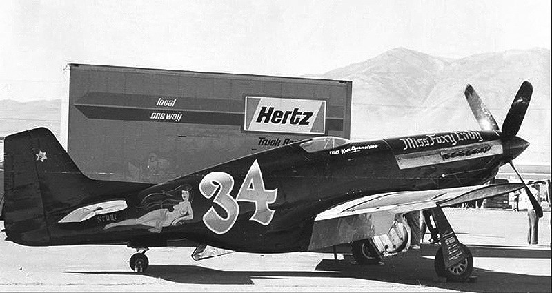 P-51 Mustang – Miss Foxy Lady #34 in schwarzer Lackierung beim Reno Air Race 1974