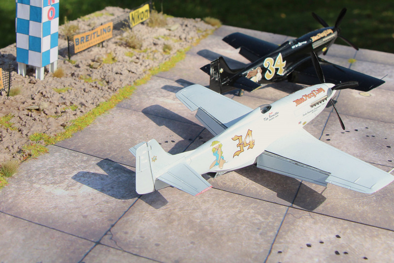 Race Mustang P-51 "Miss Foxy Lady" (White)