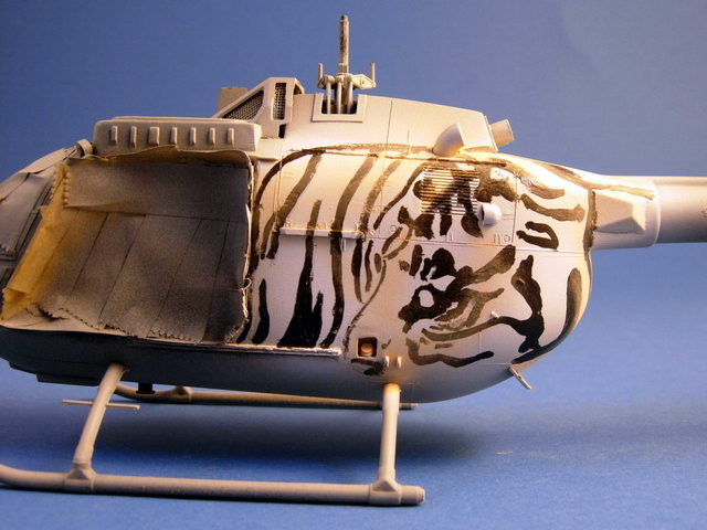 Nach Maskieren des Tigers erfolgt der Tarnanstrich der BO-105.