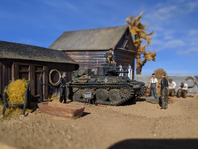 Das Diorama zeigt eine deutsche Panzerbesatzung, die im russischen Hinterland weit hinter der eigentlichen Frontlinie operiert