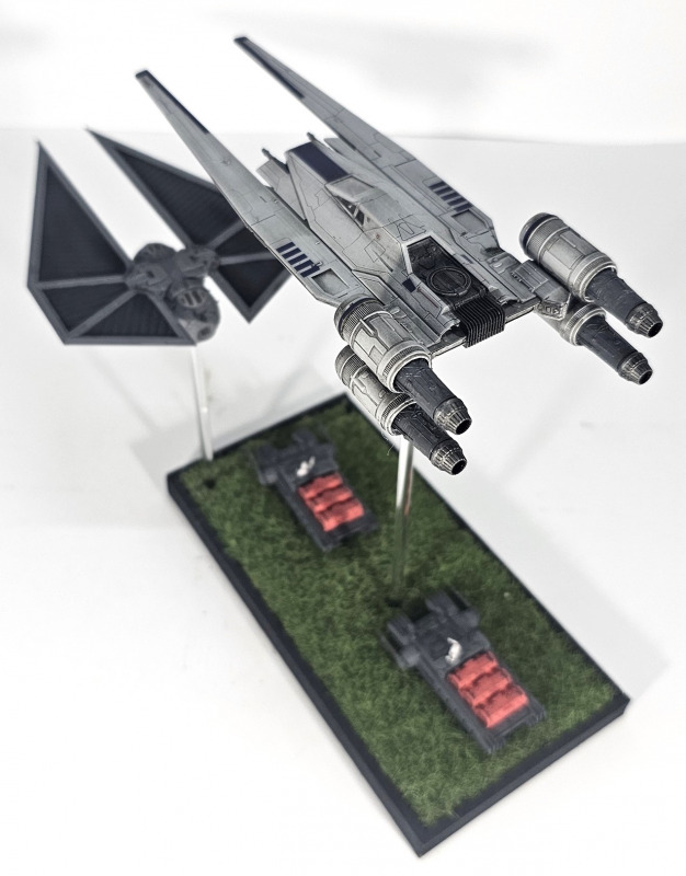 UT-60D U-Wing-Sternenjäger und Tie Striker