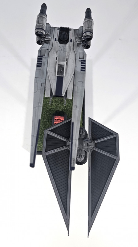 UT-60D U-Wing-Sternenjäger und Tie Striker