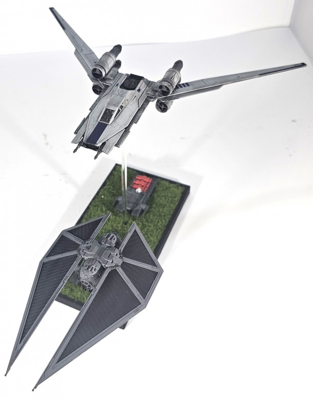 UT-60D U-Wing-Sternenjäger und Tie Striker