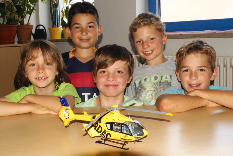 Die fünf Jungs mit ihrem fertigen Hubschrauber