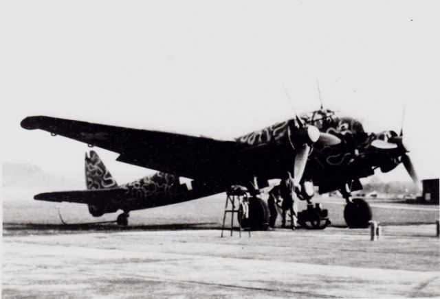Die Ju-88 A-4 mit dem Schweizerkreuz für Testflüge in Emmen (Foto Sammlung H. Dominik)