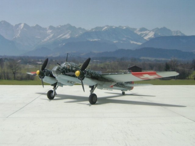 Modell Junkers Ju 88 A-4 mit dem Schweizer Kreuz